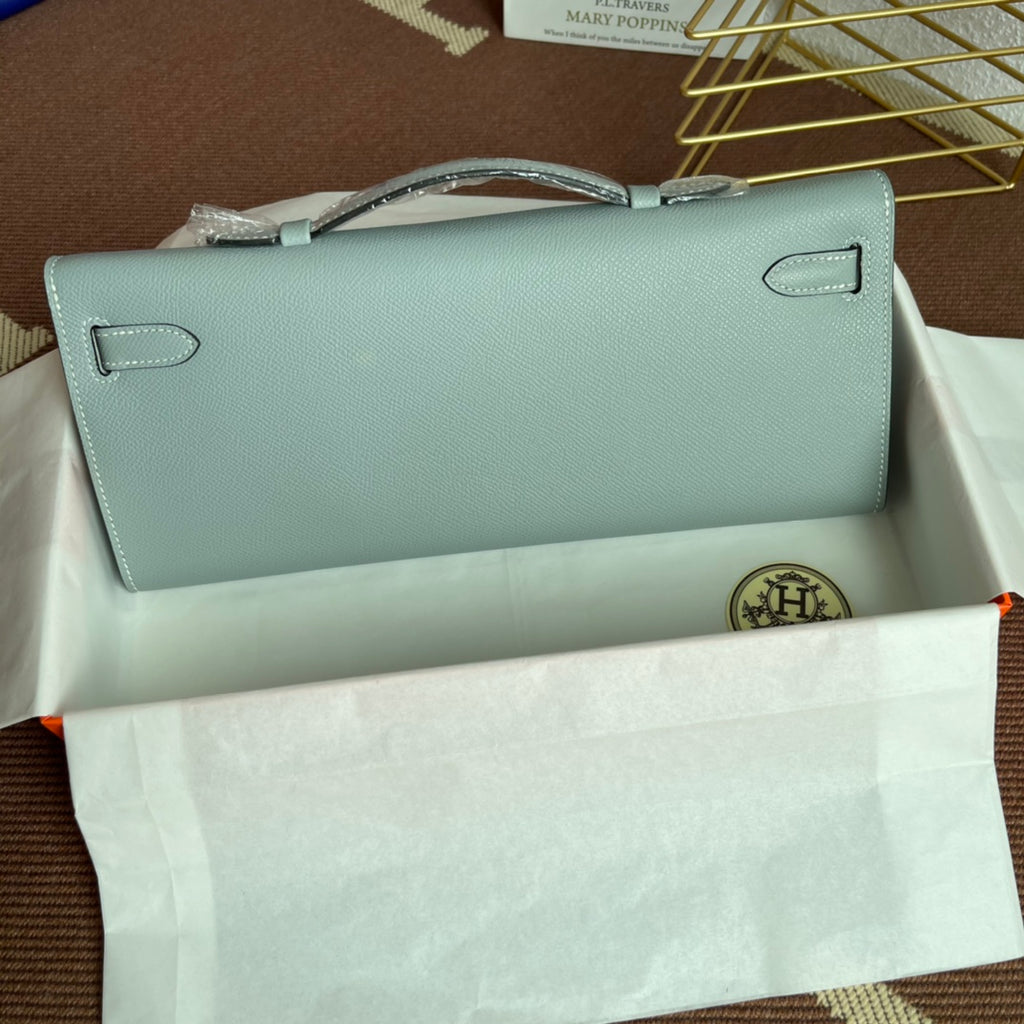 Jasnoszara Wydłużona Kopertowa Torebka z Srebrnym Centralnym Zapięciem i Delikatną Rączką